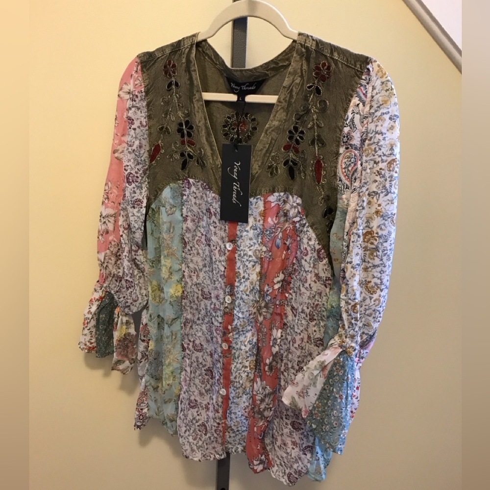 YOUNG THREADS NWT 🎉Top Olive Floral Embroidered Size Small 18 ptp